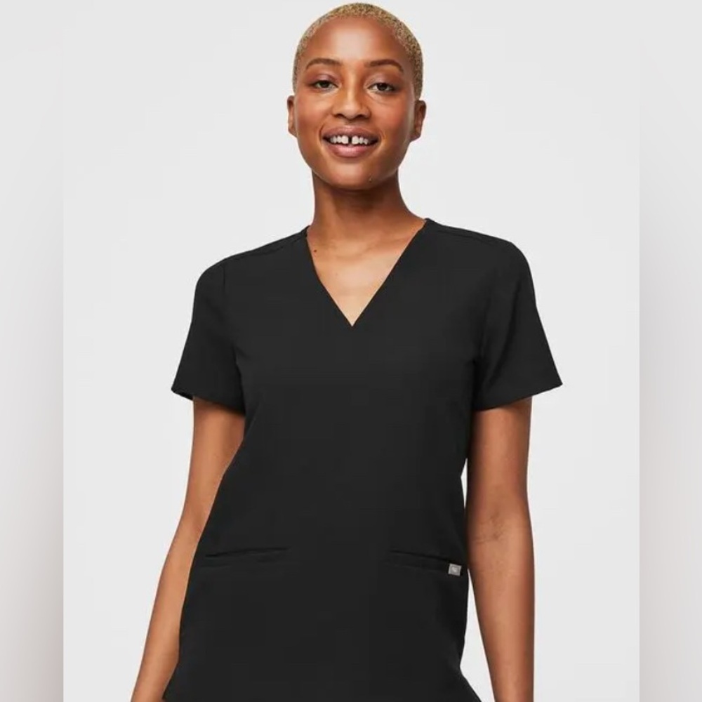 Figs Casma Three-Pocket Scrub Top in Black